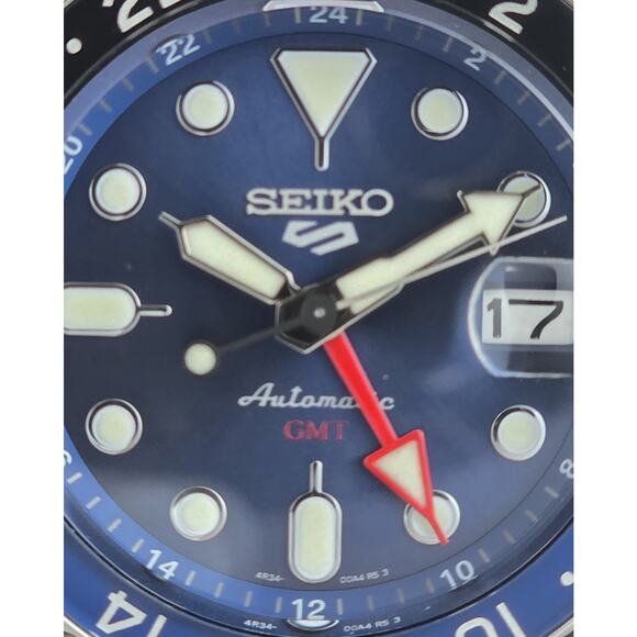 Seiko SSK003K1 GMT Diver – Blue Dial, 4R34 Auto, Black/Blue Bezel, NOS Unworn - Picture 2 of 8
